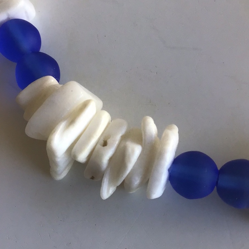 Y2K VSCO Girl puka shell necklace faux stone white and blue beads - Picture 13 of 16